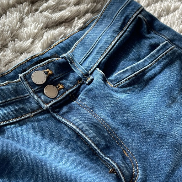 Sculpting Pocket High Rise Straight Jeans In Classic Mid Wash - Picture 6 of 6